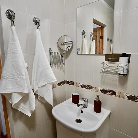 Greenhall Apartment *